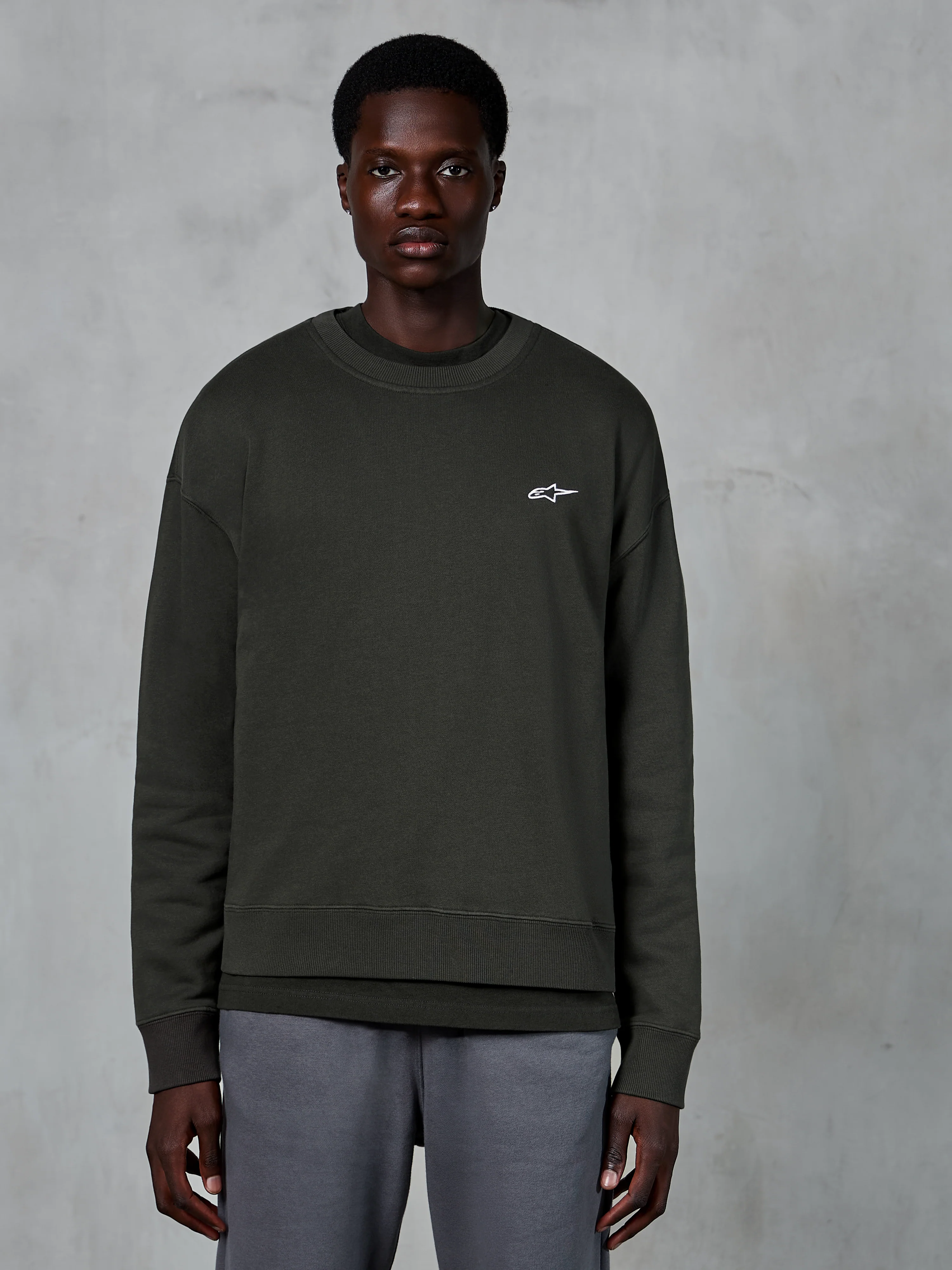 Sudadera Essentials Ageless Crew - Image 2