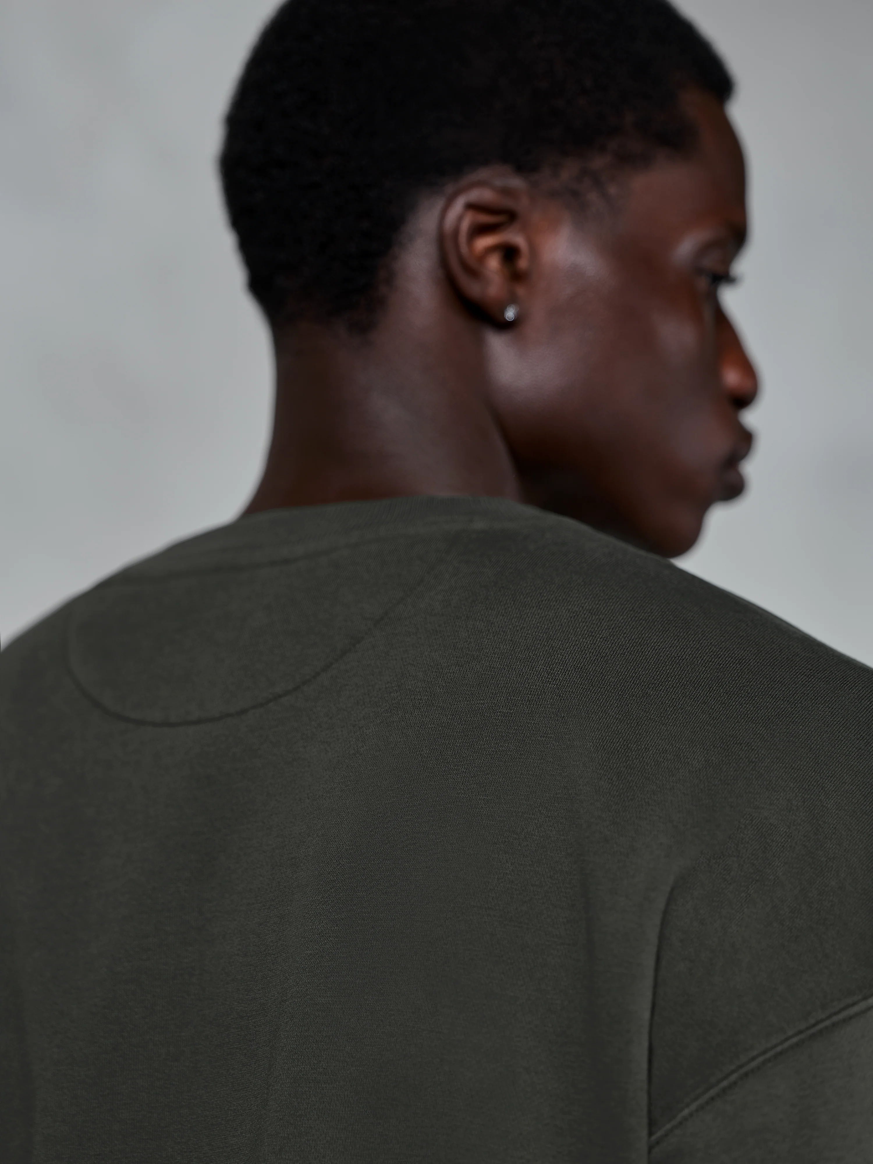Sudadera Essentials Ageless Crew - Image 3