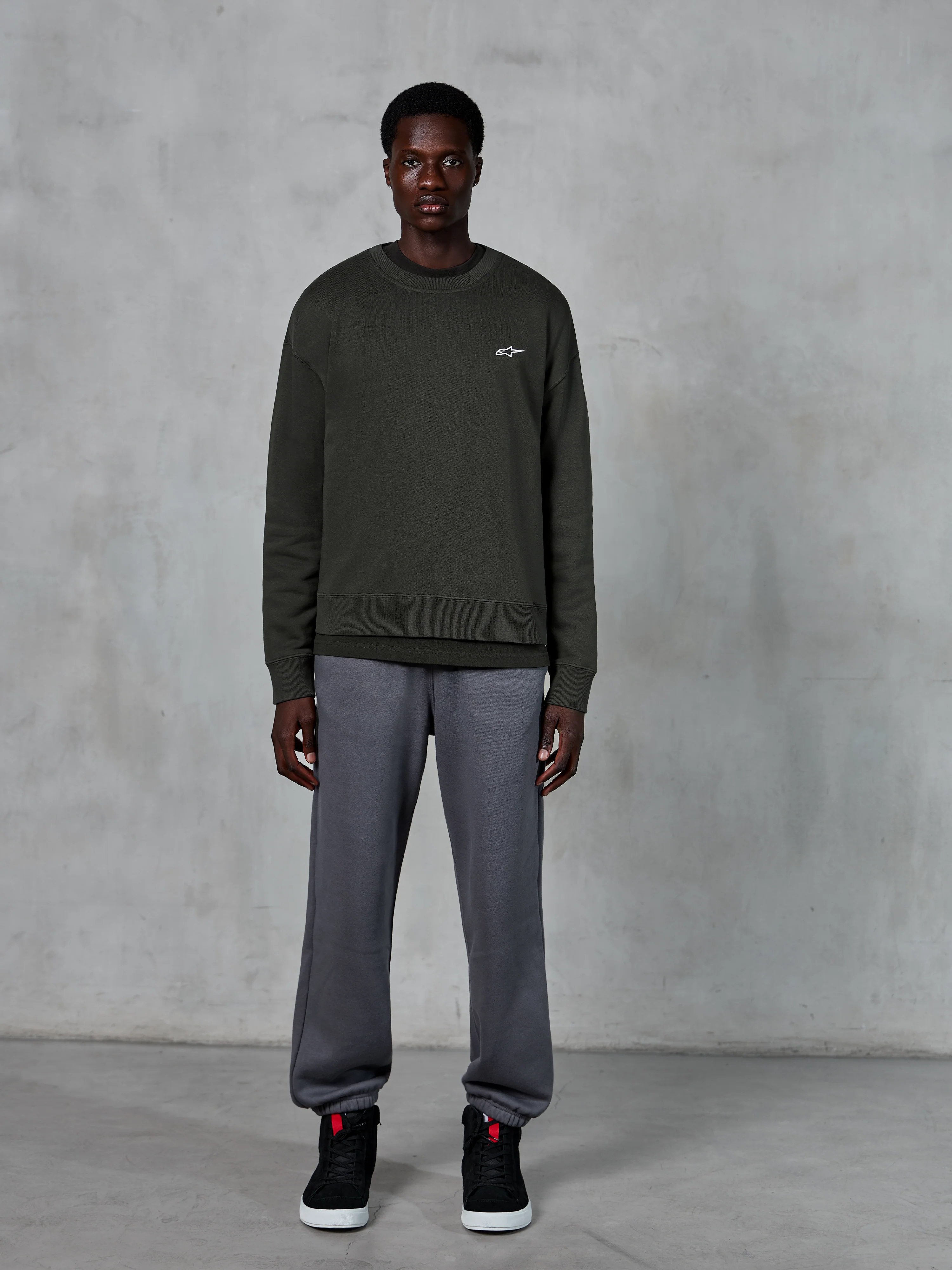 Sudadera Essentials Ageless Crew - Image 4
