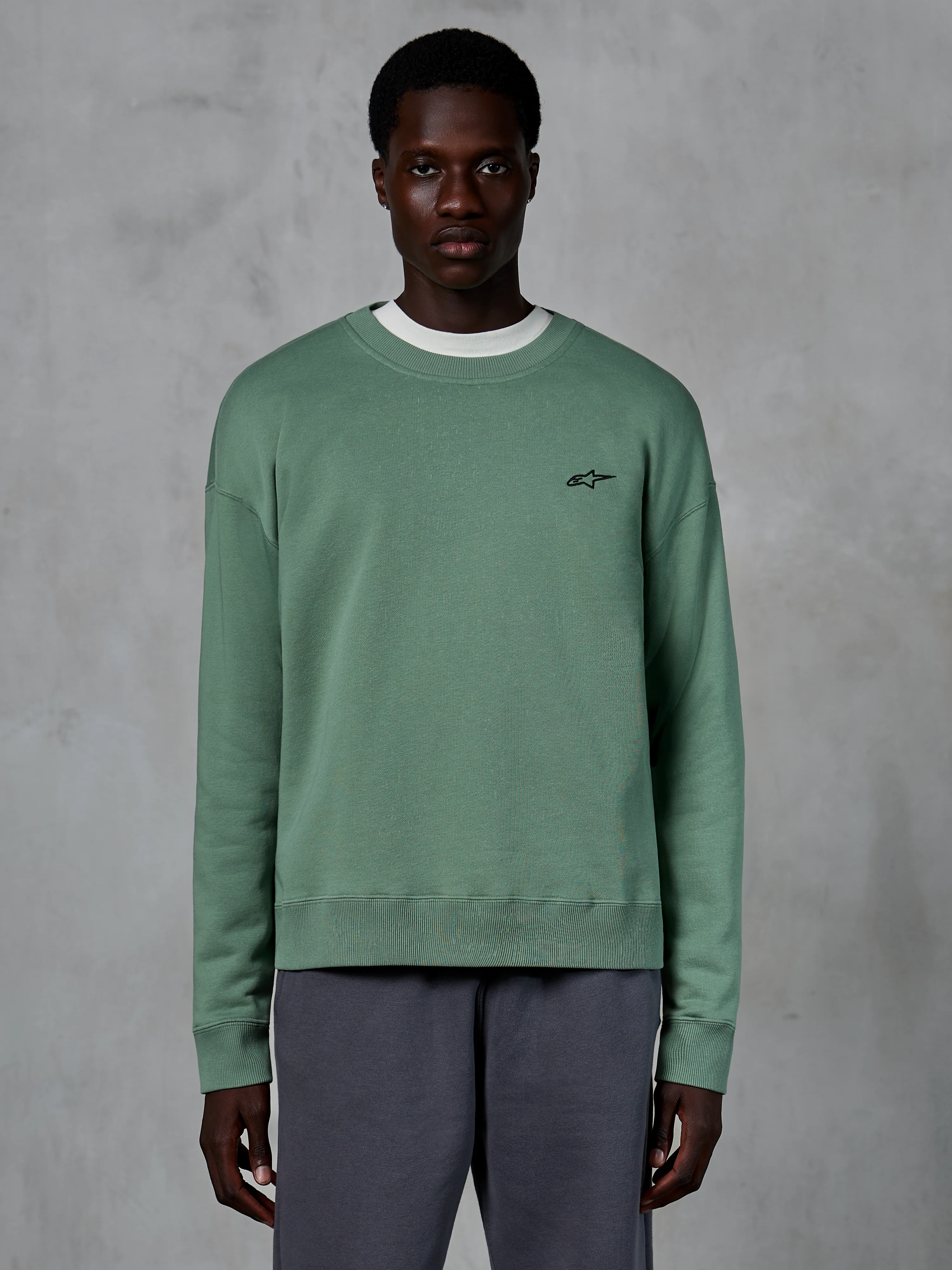 Sudadera Essentials Ageless Crew - Image 2