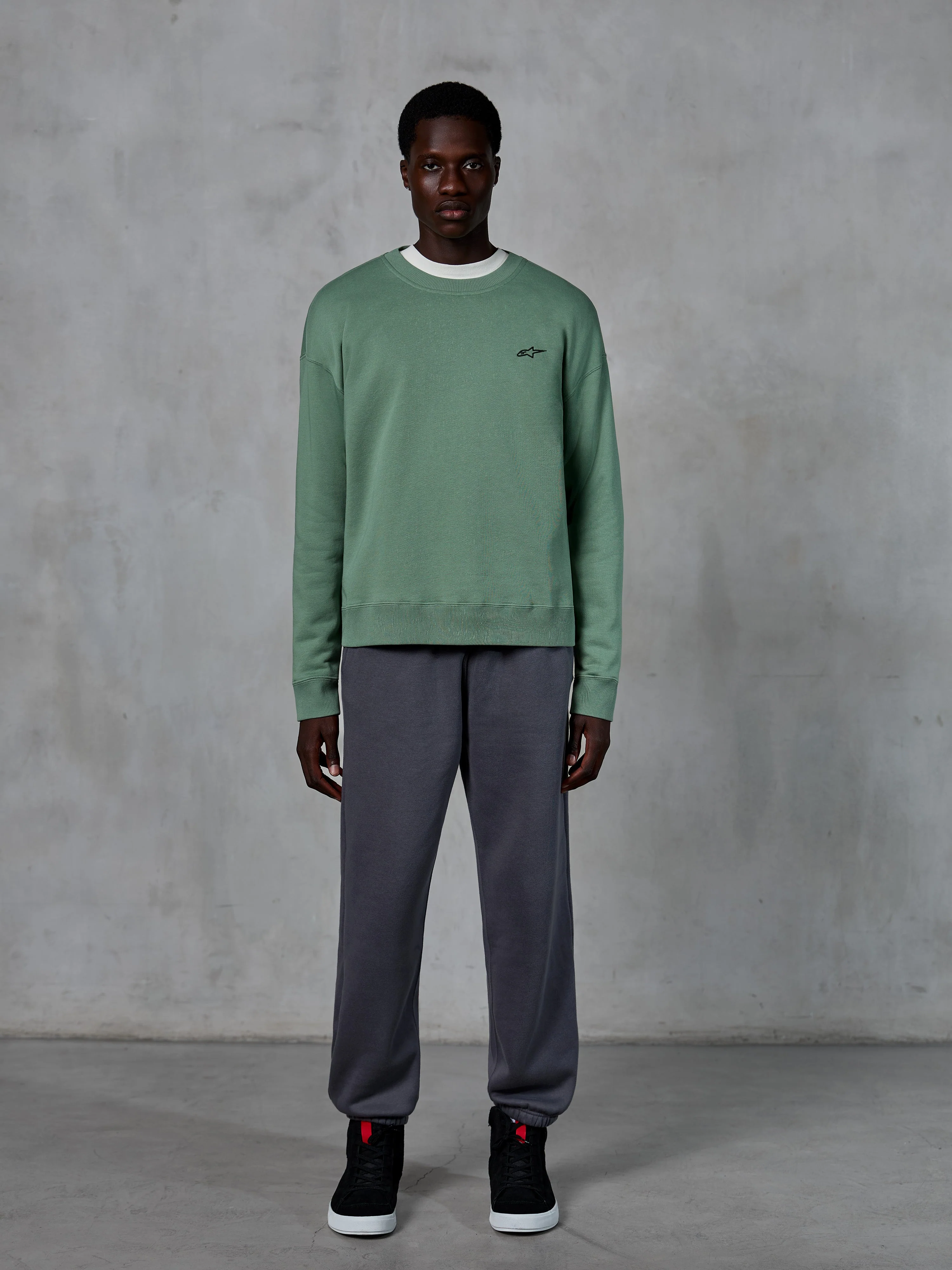 Sudadera Essentials Ageless Crew - Image 4