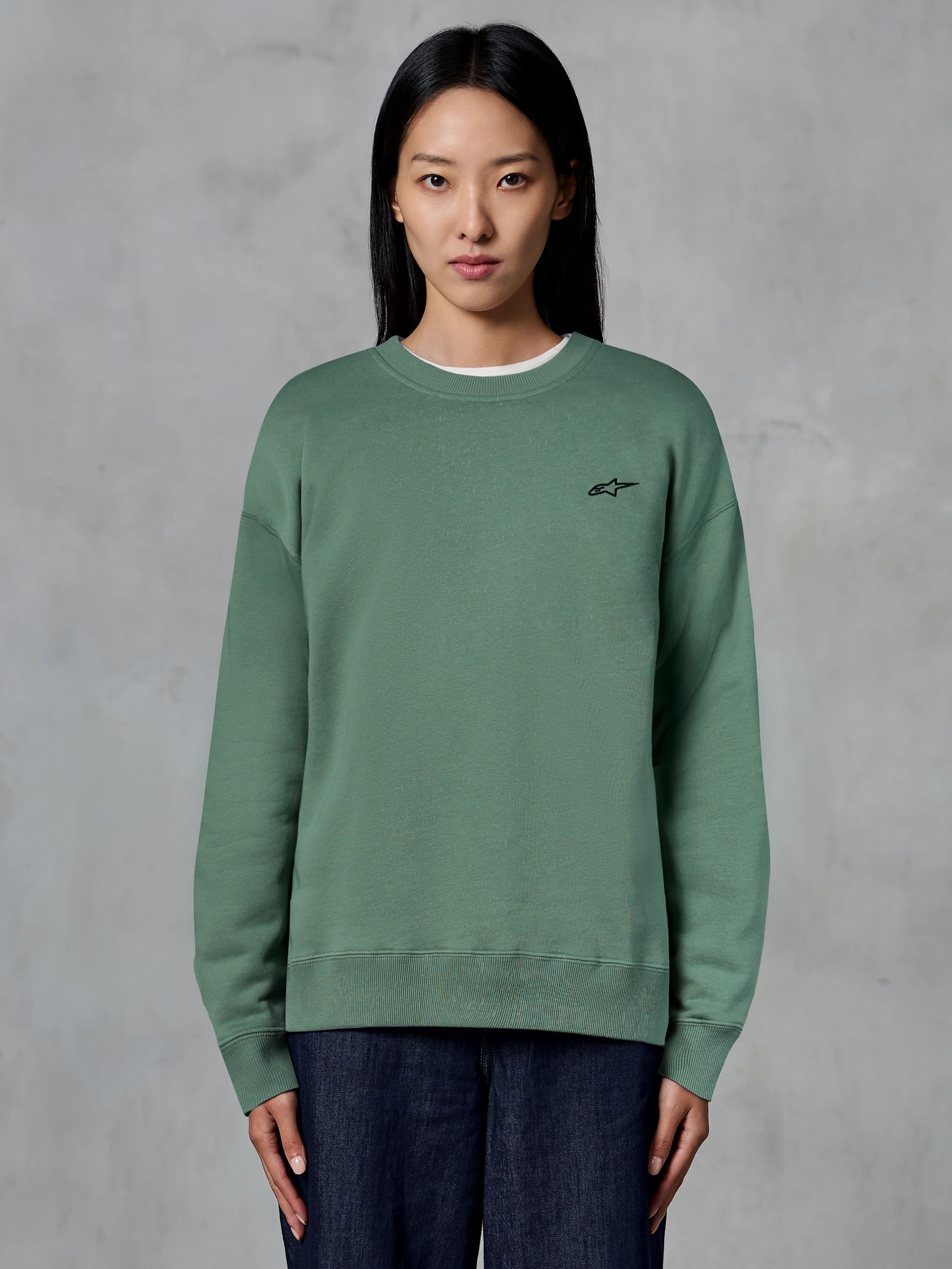 Sudadera Essentials Ageless Crew - Image 5